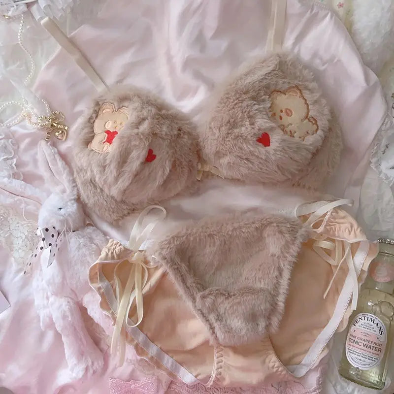 Flauschiger Liebesbär. Dessous-Set BH und Höschen